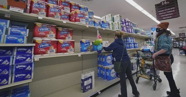 Người Mỹ lo 'bão giá' giấy vệ sinh vì thương chiến với Canada