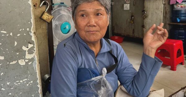 Người nghèo bán vé số dạo ở TP.HCM thành 'con nợ' trong tình cảnh quá bi đát