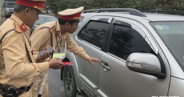 Người ngồi ghế sau ô tô không thắt dây an toàn, xử phạt tài xế ra sao?