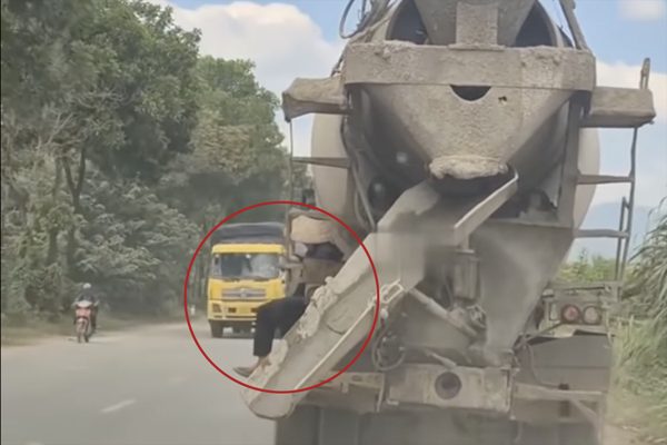 Người ngồi vắt vẻo trên xe trộn bê tông, tài xế bị phạt 28 triệu đồng