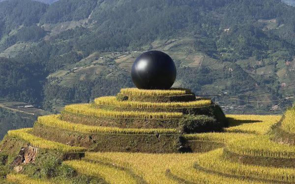 Người nước ngoài đặt quả cầu đen trên mâm xôi Mù Cang Chải, không xin phép