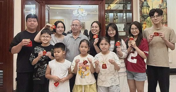 Người ông thương binh chia vàng cho cháu chắt