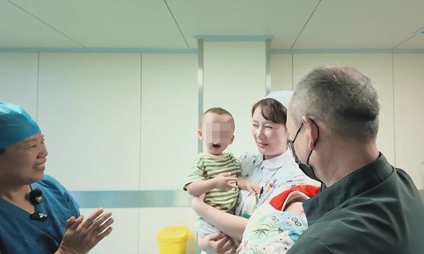 Người phụ nữ 60 tuổi sinh con liên tiếp trong 2 năm