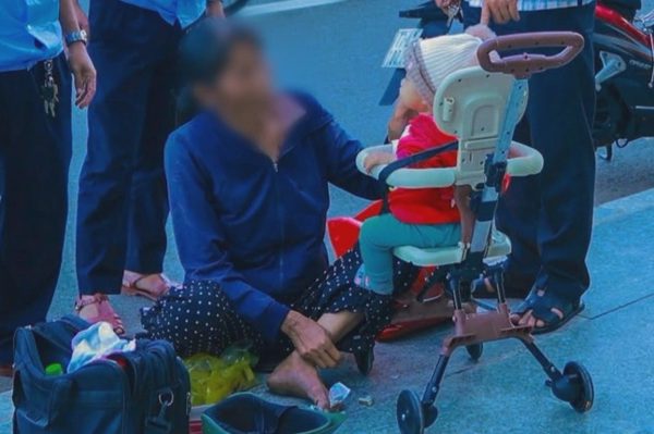 Người phụ nữ bế bé gái đi ăn xin ở Quy Nhơn, chính quyền vào cuộc