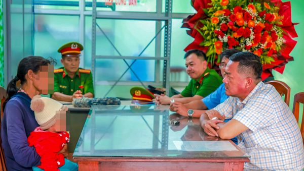 Người phụ nữ bế con riêng của người tình ăn xin trên phố