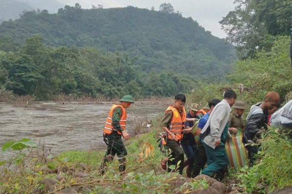 Người phụ nữ bị nước cuốn trôi 2km khi đang trên đường về nhà