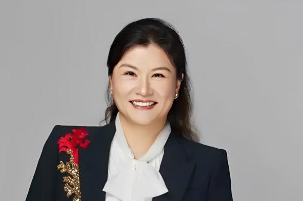 Người phụ nữ bỏ học năm 16 tuổi trở thành 'nữ hoàng chuỗi cung ứng Apple'