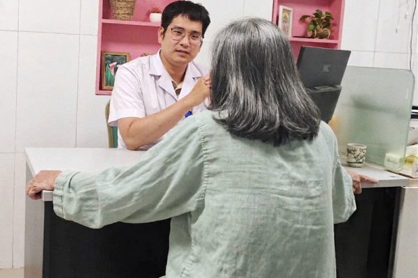 Người phụ nữ cấp cứu lúc nửa đêm sau 2 năm lệ thuộc vào viên thuốc màu xanh