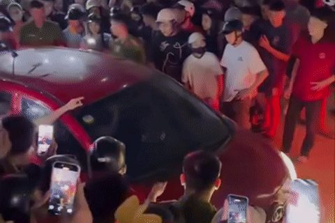 Người phụ nữ chặn ô tô nghi do ghen tuông, đám đông quây kín livestream