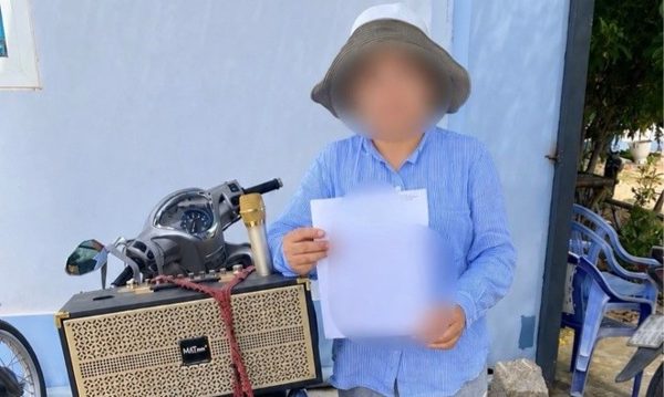 Người phụ nữ chở loa đi khắp làng đòi khoản nợ 100 triệu đồng