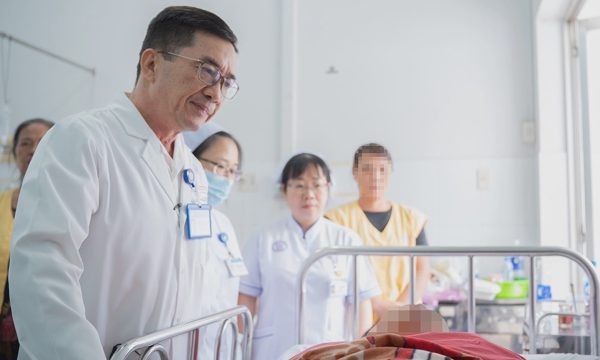 Người phụ nữ đa chấn thương do nhánh cây rơi trúng ở TP HCM