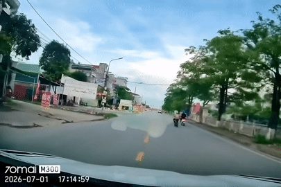 Người phụ nữ đi xe đạp điện tạt đầu xe khác, em bé ngồi sau ngã ngửa ra đường