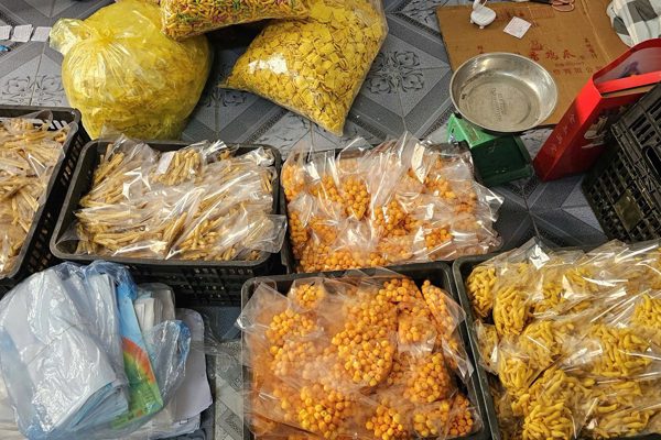 Người phụ nữ đóng gói cả nghìn túi bim bim giả để bán trước cổng trường học