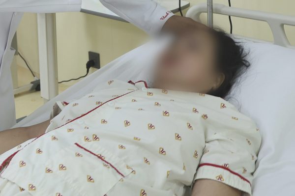 Người phụ nữ đột ngột liệt tay phải khi đang nằm nghỉ tại nhà