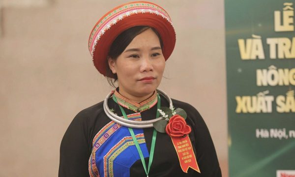 Người phụ nữ đưa gạo nếp Tài vùng cao ra thị trường