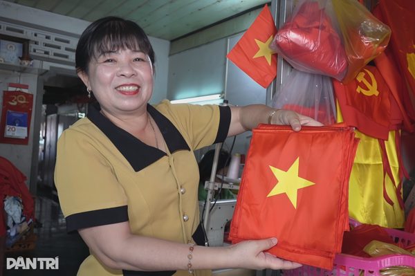 Người phụ nữ hơn 3 thập kỷ gửi tình yêu quê hương vào từng lá cờ Tổ quốc