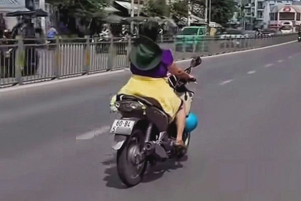 Người phụ nữ không đội mũ bảo hiểm, chạy xe máy gây inh ỏi giữa phố ở TPHCM