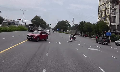 Người phụ nữ lái xe máy kiểu 'mặc kệ tất cả'