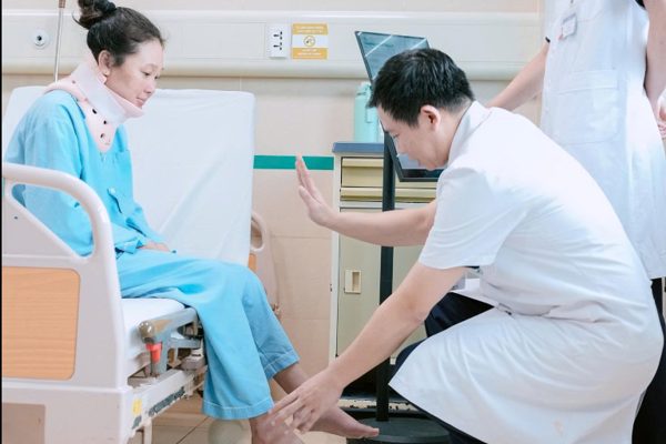 Người phụ nữ Lào bị liệt đã bán cả đàn bò sang Việt Nam tìm lại bước đi