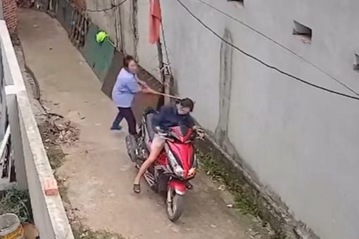 Người phụ nữ liên tục thách thức, dùng chổi đánh hàng xóm