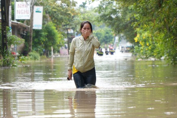Người phụ nữ mếu máo: Đi làm về, phòng trọ đã ngập gần 1m