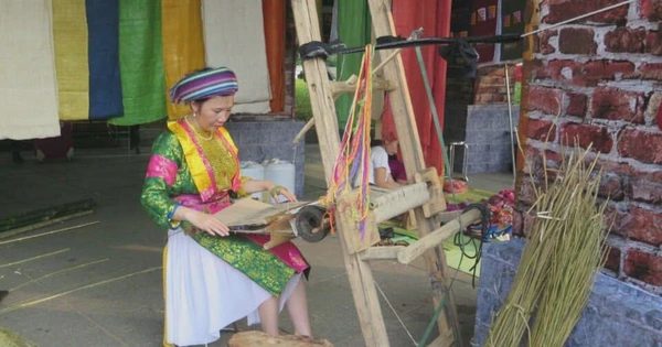 Người phụ nữ Mông học chữ ở tuổi lấy chồng, 'dệt' thêm cơ hội cho chị em