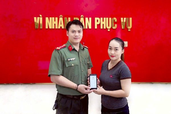 Người phụ nữ Mông 'hốt hoảng' khi nhận 200 triệu đồng từ tài khoản lạ