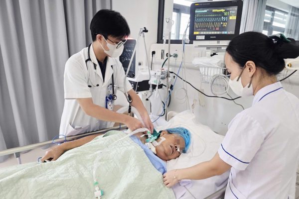 Người phụ nữ nguy kịch, thở máy sau khi dẫm phải gai hoa giấy