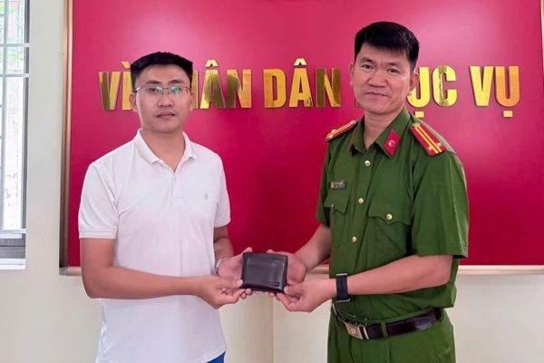 Người phụ nữ nhặt ví chứa tiền, vàng ở Tam Đảo tìm người đánh rơi