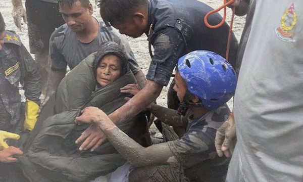 Người phụ nữ sống sót sau 10 ngày bị vùi lấp do lũ quét Nepal