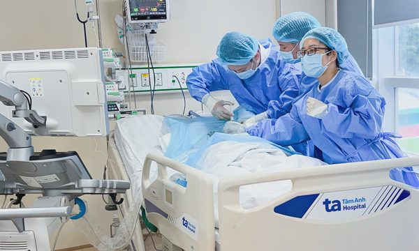Người phụ nữ tràn dịch màng tim, phổi