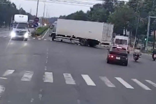 Người phụ nữ tử vong dưới bánh xe tải, tài xế rời khỏi hiện trường