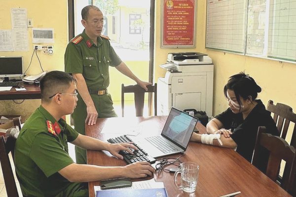 Người phụ nữ xô xát giữa đêm, giật thẻ, bẻ gậy của lực lượng an ninh