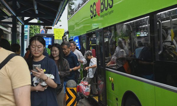 Người Singapore ăn uống, gác chân trên xe buýt sẽ bị phạt gần 400 USD