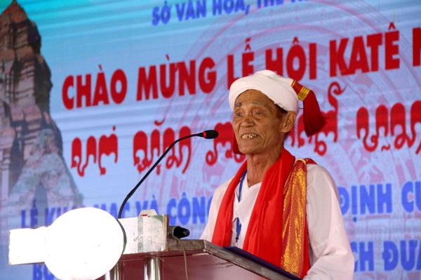 Người Sư cả làm “cầu nối” cho ý Đảng lòng dân
