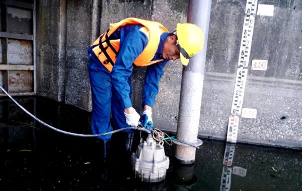 Người thợ bền bỉ khơi thông từng cửa xả được trao danh hiệu ‘Công dân Thủ đô ưu tú’