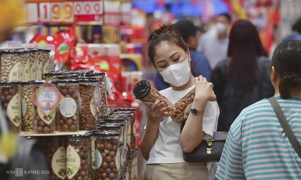 Người tiêu dùng thận trọng chi tiêu