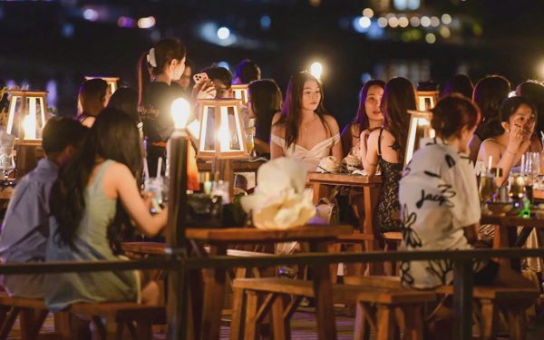 Người tiêu dùng Việt ra ngoài ăn tối cuối tuần tăng mạnh, lý do chủ yếu là gì?