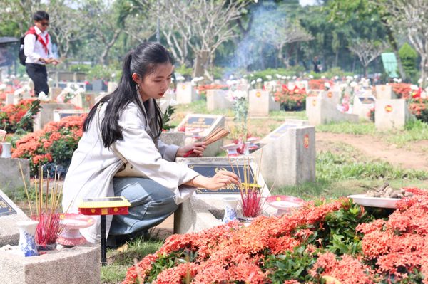 Người trẻ đến Nghĩa trang Liệt sĩ TPHCM đặt hoa, thắp hương nhớ ơn Anh hùng liệt sĩ
