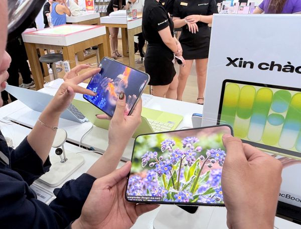 Người trẻ TPHCM xếp hàng háo hức chờ 'đập hộp' iPhone gập đầu tiên