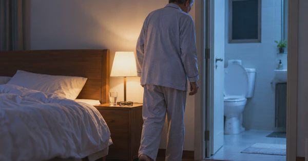 Người tuổi 50 tiểu đêm: Mấy lần là bình thường, bao nhiêu là có bệnh?