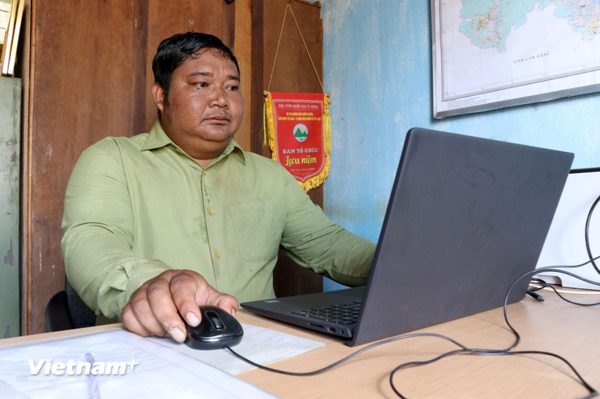 Người uy tín làm nhiệm vụ “kép,” vừa giữ rừng vừa giữ bình yên buôn làng