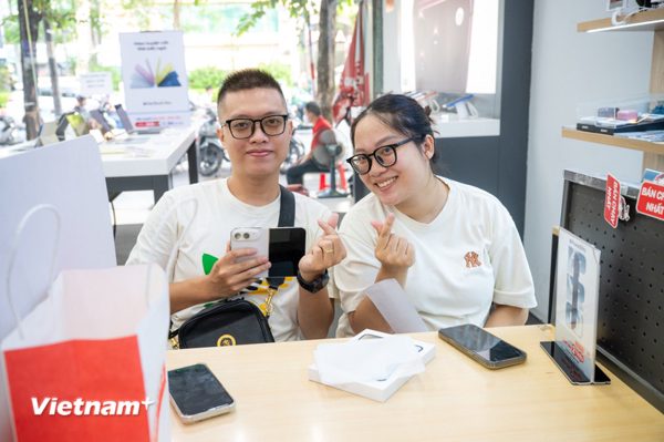 Người Việt bắt đầu nhận iPhone Duo, giá 'chợ đen' chênh lệch tới 30 triệu