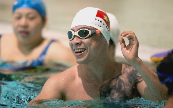 Người Việt Nam đầu tiên bơi uốn sóng ngửa ngược dòng 12km trên sông Hồng