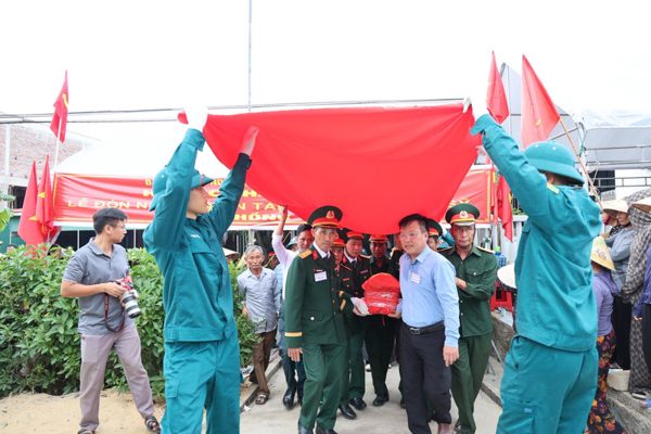 Người vợ 72 tuổi đón chồng liệt sĩ 'trở về' sau gần nửa thế kỷ chờ đợi