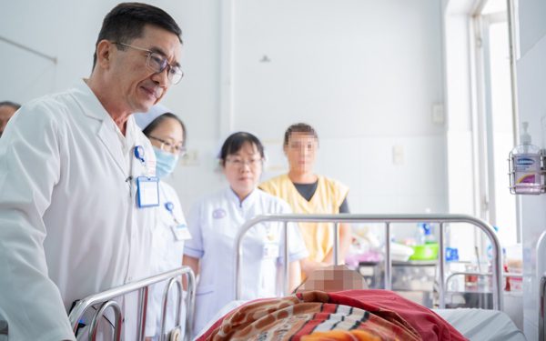 Người vợ trong cây tét nhánh rơi trúng xe máy đường An Dương Vương đã tỉnh, tiếp xúc tốt