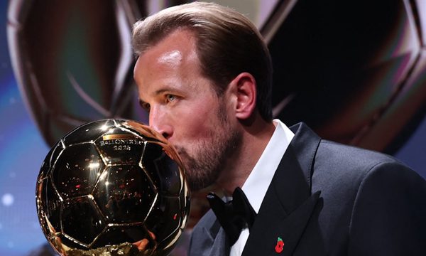 Người vừa thắng Quả bóng vàng 2026 định nghĩa phong cách quý ông