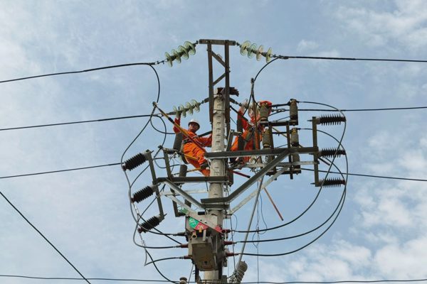Nguy cơ mất an toàn từ vi phạm hành lang lưới điện truyền tải