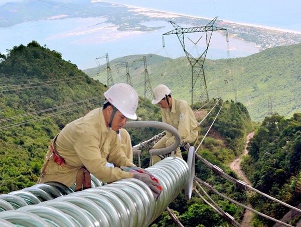 Nguy cơ mất an toàn từ vi phạm hành lang lưới điện truyền tải