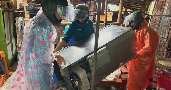 Nguy cơ sạt lở sát quốc lộ 14B do mưa lớn, tất tả giúp dân di dời ở Đà Nẵng